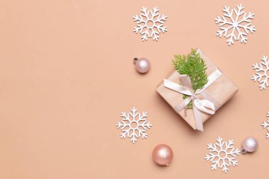 Renkli arkaplanda hediye içeren Noel kompozisyonu