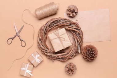 Renkli arkaplanda hediyeler olan Noel kompozisyonu