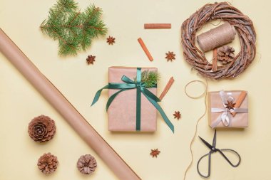 Renkli arkaplanda hediyeler olan Noel kompozisyonu