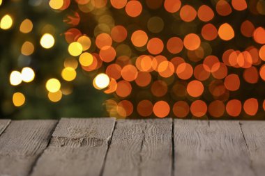 Bulanık Noel ışıklarına karşı masa görüntüsü