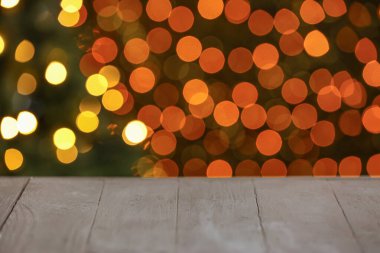 Bulanık Noel ışıklarına karşı masa görüntüsü