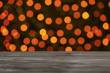 Bulanık Noel ışıklarına karşı masa görüntüsü