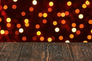 Bulanık Noel ışıklarına karşı masa görüntüsü