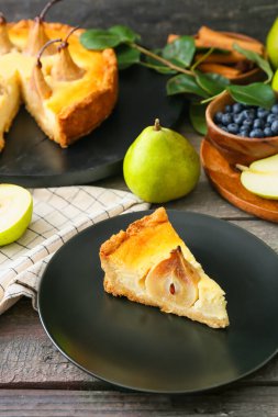 Masada armutlu kek tabağı.