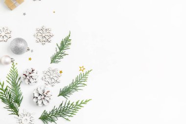 Beyaz arkaplanda güzel yeni yıl kompozisyonu