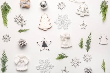 Beyaz arkaplanda güzel yeni yıl kompozisyonu