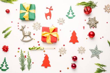 Beyaz arkaplanda güzel yeni yıl kompozisyonu