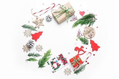 Beyaz arkaplanda güzel yeni yıl kompozisyonu