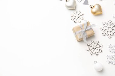 Beyaz arkaplanda güzel yeni yıl kompozisyonu