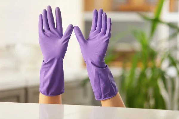 Handen Van Vrouw Rubberen Handschoenen Verstopt Achter Toonbank Keuken — Stockfoto