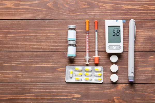 Γλυκόμετρο Φάρμακα Και Σύριγγες Ξύλινο Φόντο Έννοια Διαβήτη — Φωτογραφία Αρχείου