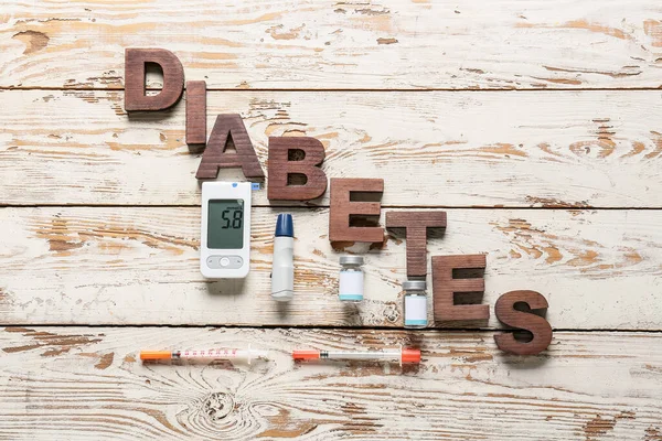 Glukometer Med Lancet Penna Medicinering Sprutor Och Ord Diabetes Vit — Stockfoto