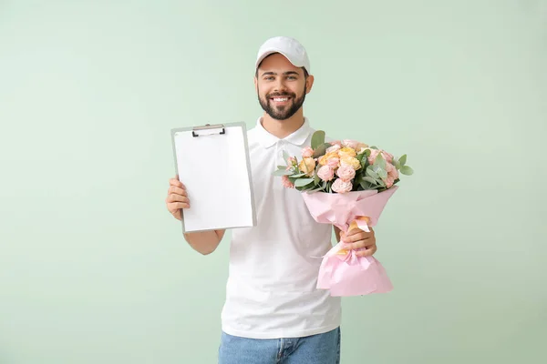 Entrega Homem Com Buquê Flores Fundo Cor — Fotografia de Stock