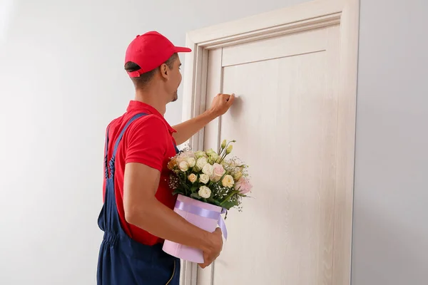 Elinde Bir Buket Çiçekle Teslimatçı Adam Kapıyı Çalıyor — Stok fotoğraf
