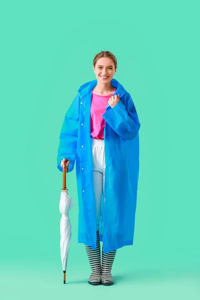 비옷을 천연색 배경으로 우산을 아름다운 — 스톡 사진