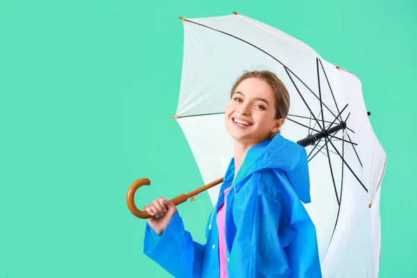 Schöne Junge Frau Regenmantel Und Mit Regenschirm Auf Farbigem Hintergrund — Stockfoto