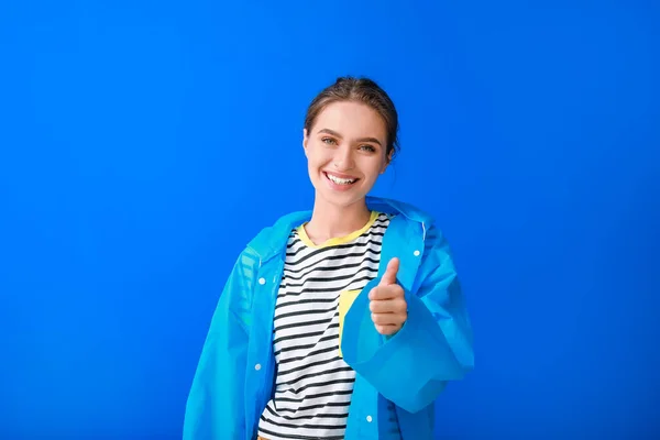 Hermosa Mujer Joven Impermeable Que Muestra Pulgar Hacia Arriba Fondo — Foto de Stock