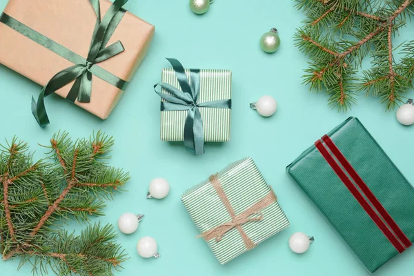 色の背景に贈り物とクリスマスの組成 — ストック写真