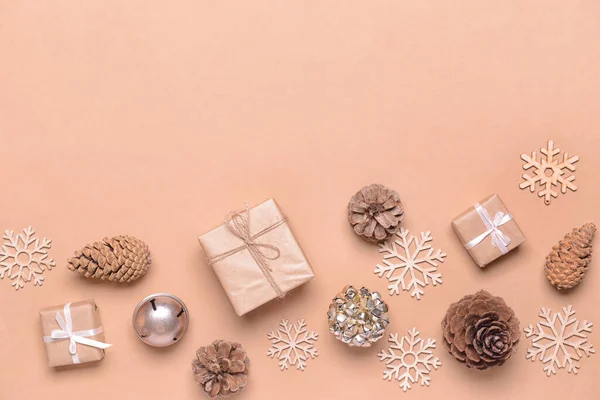 Weihnachtskomposition Mit Geschenken Auf Farbigem Hintergrund — Stockfoto