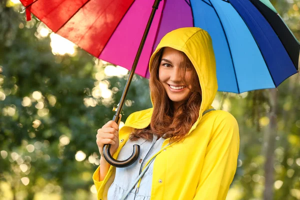 Hermosa Joven Con Paraguas Vistiendo Impermeable Parque — Foto de Stock