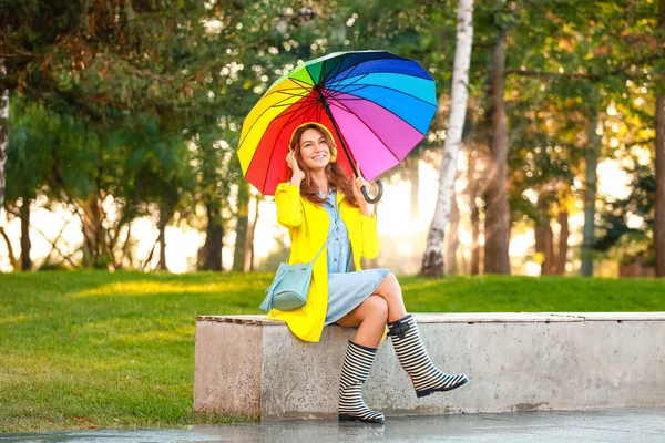 Vacker Ung Kvinna Med Paraply Bär Regnrock Parken — Stockfoto