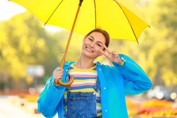 Hermosa Joven Con Paraguas Vistiendo Impermeable Parque — Foto de Stock