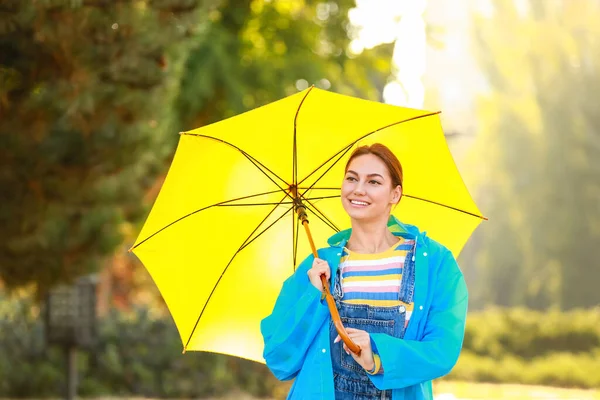 Piękna Młoda Kobieta Parasolem Płaszczu Przeciwdeszczowym Parku — Zdjęcie stockowe