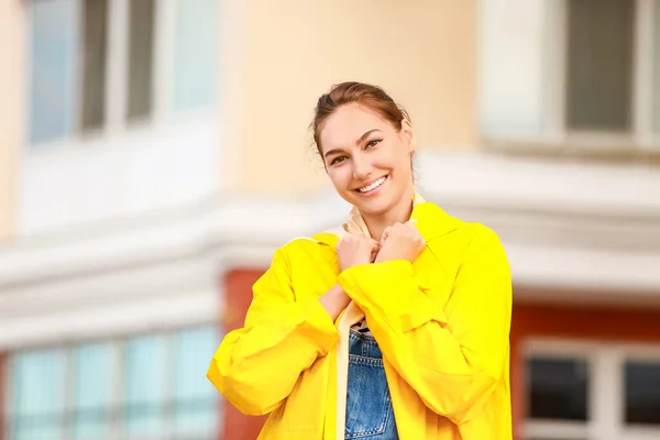 Mooie Jonge Vrouw Draagt Regenjas Buiten — Stockfoto