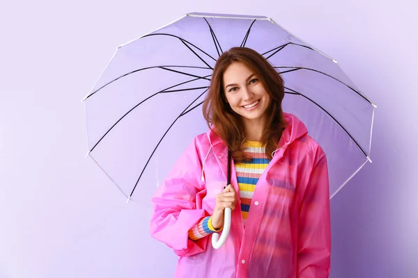 Belle Jeune Femme Imperméable Avec Parapluie Sur Fond Couleur — Photo