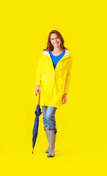 Vacker Ung Kvinna Regnrock Och Med Paraply Färg Bakgrund — Stockfoto