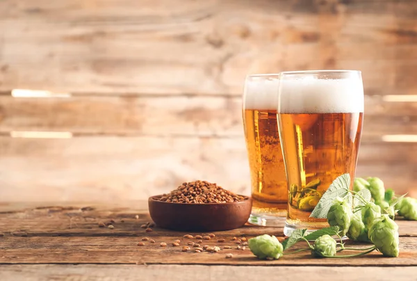 Gläser Mit Frischem Bier Auf Dem Tisch — Stockfoto