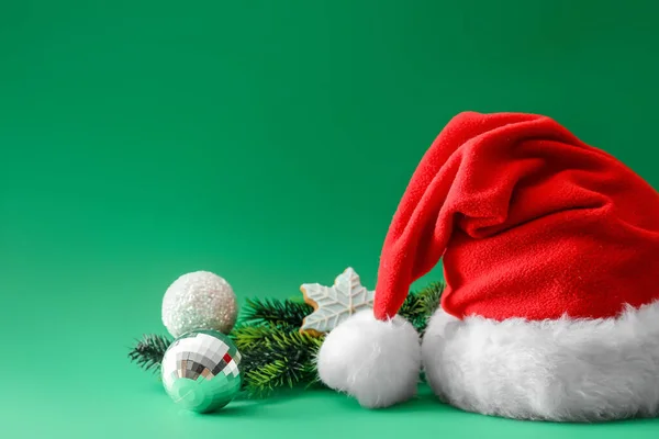 サンタの帽子と色の背景のクリスマスの装飾 — ストック写真