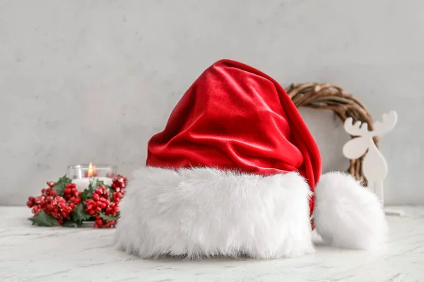 サンタの帽子と光の背景のクリスマスの装飾 — ストック写真