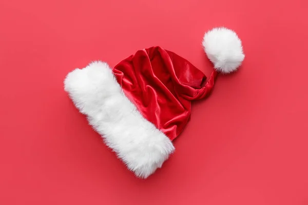 Weihnachtsmütze Auf Farbigem Hintergrund — Stockfoto