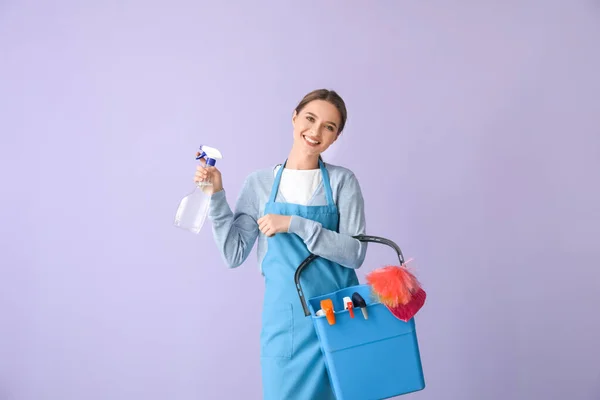 Mujer Joven Con Artículos Limpieza Sobre Fondo Color —  Fotos de Stock