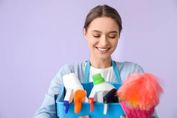 色の背景に掃除用品を持つ若い女性 — ストック写真