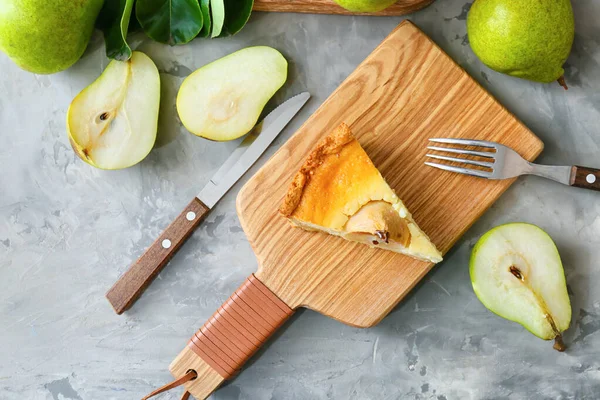 Board Tasty Pear Cake Grunge Background — Stock Photo, Image