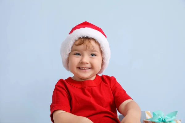 Leuke Kleine Baby Santa Hoed Kleur Achtergrond — Stockfoto