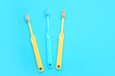 Renkli arkaplanda diş fırçaları
