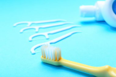 Renk arkaplanındaki ağız temizliğine ayarlı