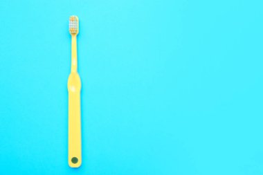 Renk arkaplanında diş fırçası