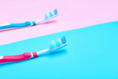 Renkli arkaplanda diş fırçaları