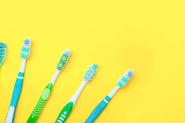Renkli arkaplanda diş fırçaları