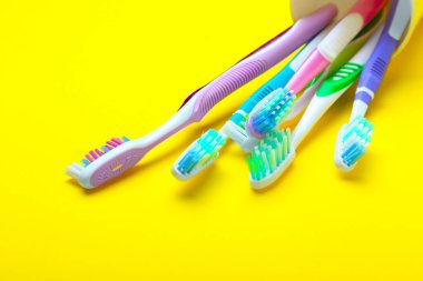 Renkli arkaplanda diş fırçaları