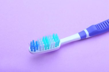 Renk arkaplanında diş fırçası