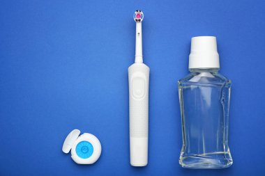 Renk arkaplanındaki ağız temizliğine ayarlı