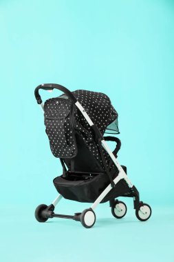 Renkli bebek arabasının modern arka planı