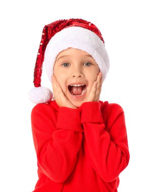 Beyaz arka planda Noel Baba şapkalı küçük kız şaşırdı.