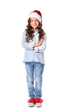 Beyaz arka planda Noel Baba şapkalı şirin küçük kız.