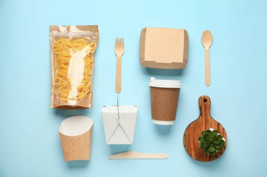 Renkli arka planda yiyecek ve içecekler için paketler